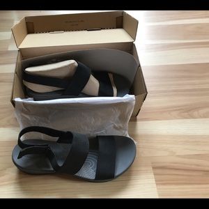 Clarks Cloudsteppers - 11 black sandals (new)